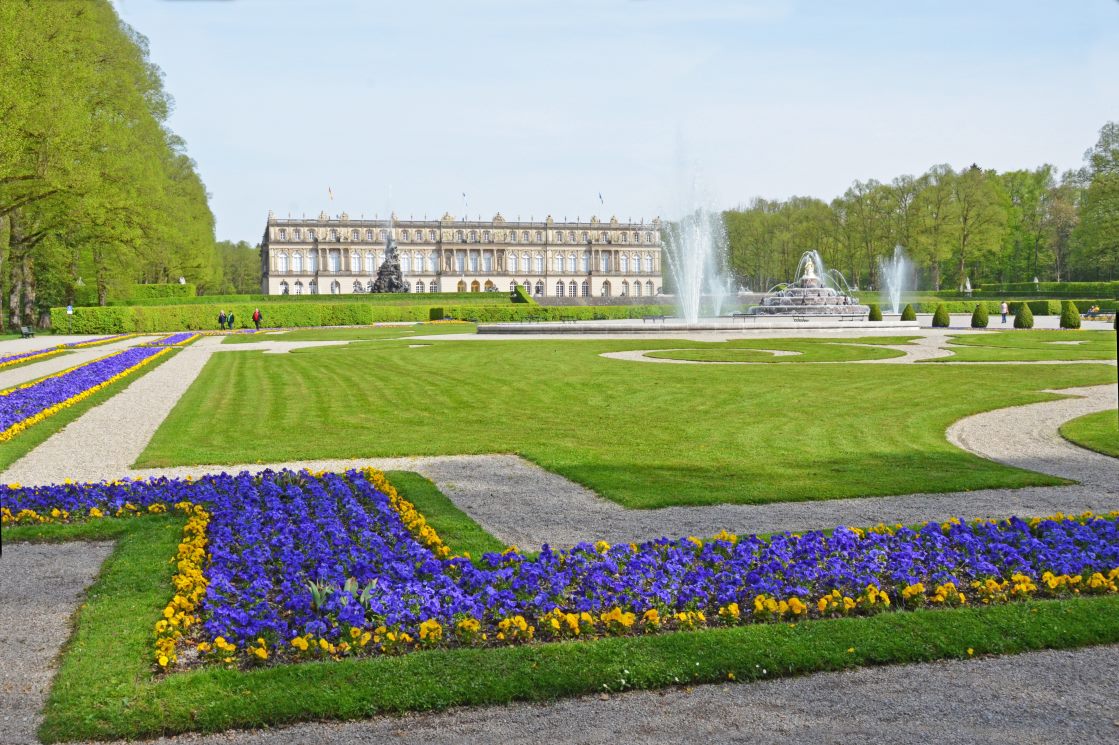 Parco del palazzo davanti al palazzo reale sul lago Herrenchiemsee 